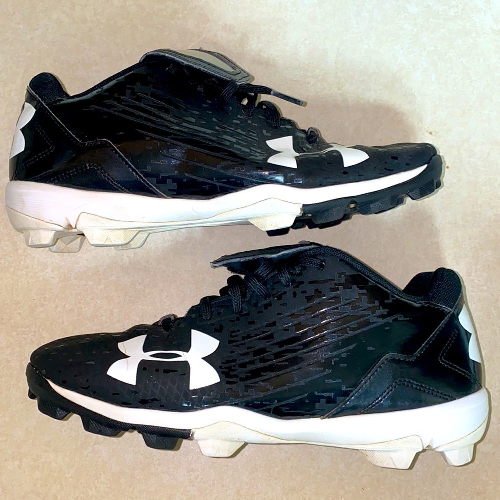 Under Armour YOUTH baseball cleats gently worn